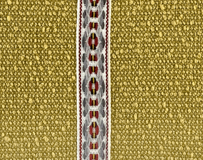 COJÍN TIGRILLA CON CENEFA EN MEDIO COLOR MOSTAZA (30×50CM)