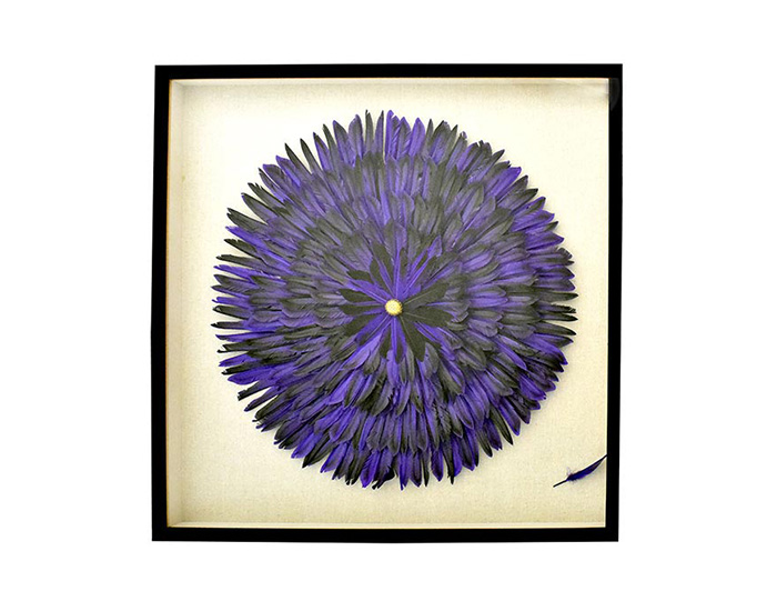 CUADRO GIRASOL PURPURA CON PLUMAS NATURALES (90×90×6cm)