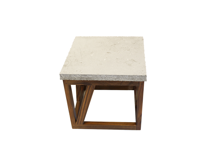 MESA LATERAL CON CUBIERTA MÁRMOL BLANCO Y PAROTA (50×50×50cm)