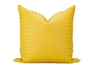 COJÍN PATRICK CUERO TRENZADO AMARILLO (45×45cm)