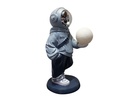 ESCULTURA DECORATIVA ASTRONAUTS HOLDING MOON LIGHT (73x35x39)