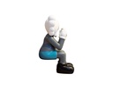 ESCULTURA DECORATIVA MUÑECA SENTADA BLANCO CON CAFE (70x38x44 cm)