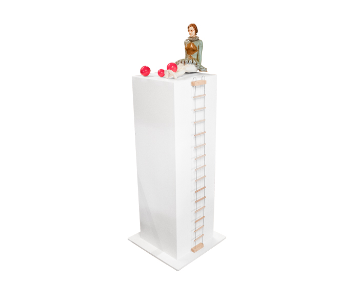ESCULTURA DECORATIVA PEDESTAL SALTIM BANCO MUJER CON RUFFLED (112×37×37cm)