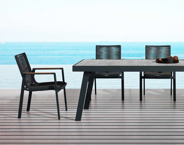 SILLA DE EXTERIOR NOFI 3.0 CON REPOSABRAZOS COLOR NEGRO