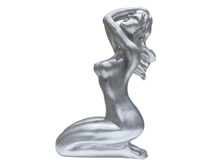 ESCULTURA DECORATIVA MUJER POSANDO ARRODILLADA SATINADO (41×10×24cm)