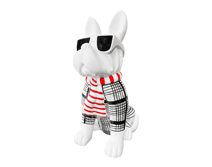 ESCULTURA DECORATIVA BULLDOG BAXTER BLANCO CON VESTIMENTA (50×25×28cm)