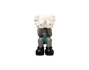 ESCULTURA DECORATIVA MUÑECA SENTADA BLANCO CON CAFE (70x38x44 cm)