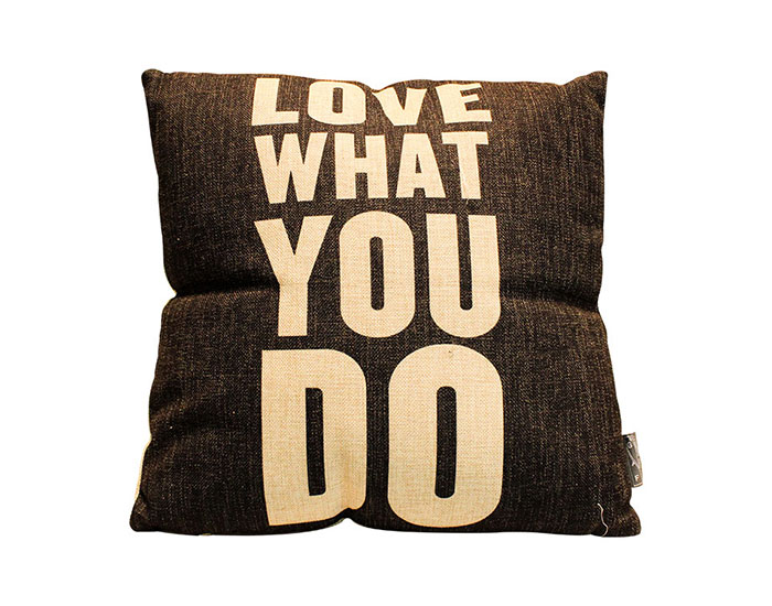 COJÍN LOVE WHAT YOU DO COLOR NEGRO (45×45CM)